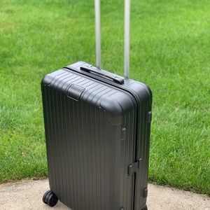 rimowa essential matte black